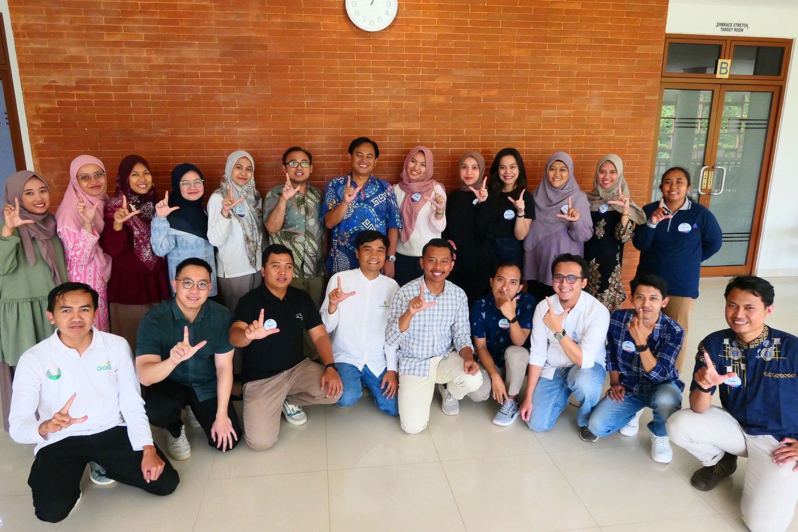 Foto bersama dengan trainer pelatihan leadership untuk supervisor manager 1