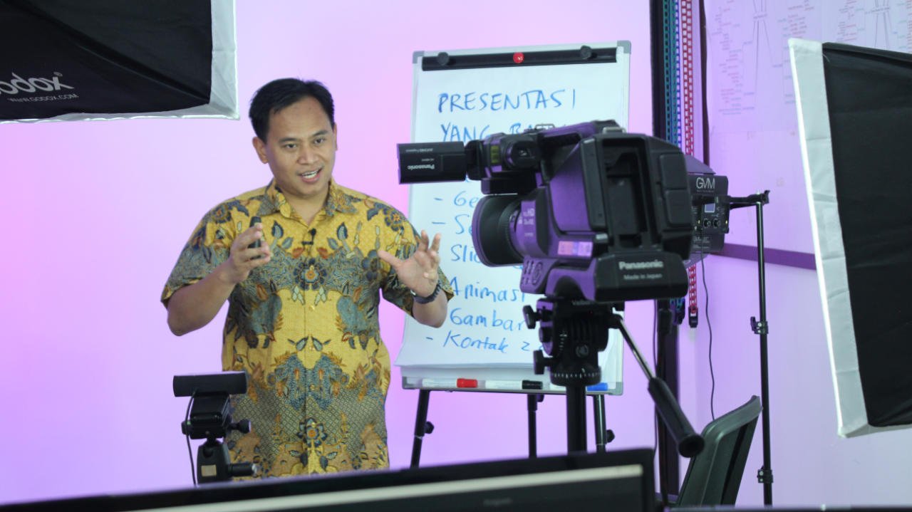 Perbandingan Metode Training Soft Skills Tatap Muka vs Online Learning: Mana yang Lebih Efektif untuk Anda? 5 peralatan online training 1