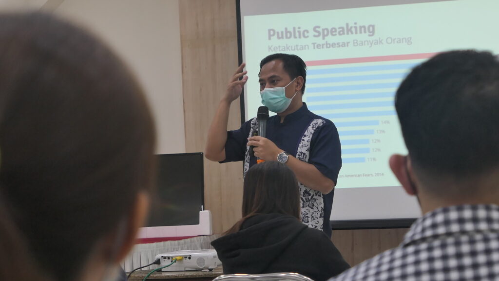 Belajar Public Speaking untuk Pemula: Mengubah Ketakutan Menjadi Kepercayaan Diri