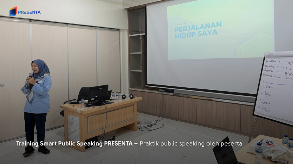 Praktik public speaking oleh peserta raining Smart Public Speaking PRESENTA