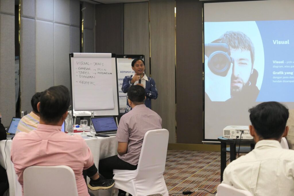 Pemaparan materi oleh trainer