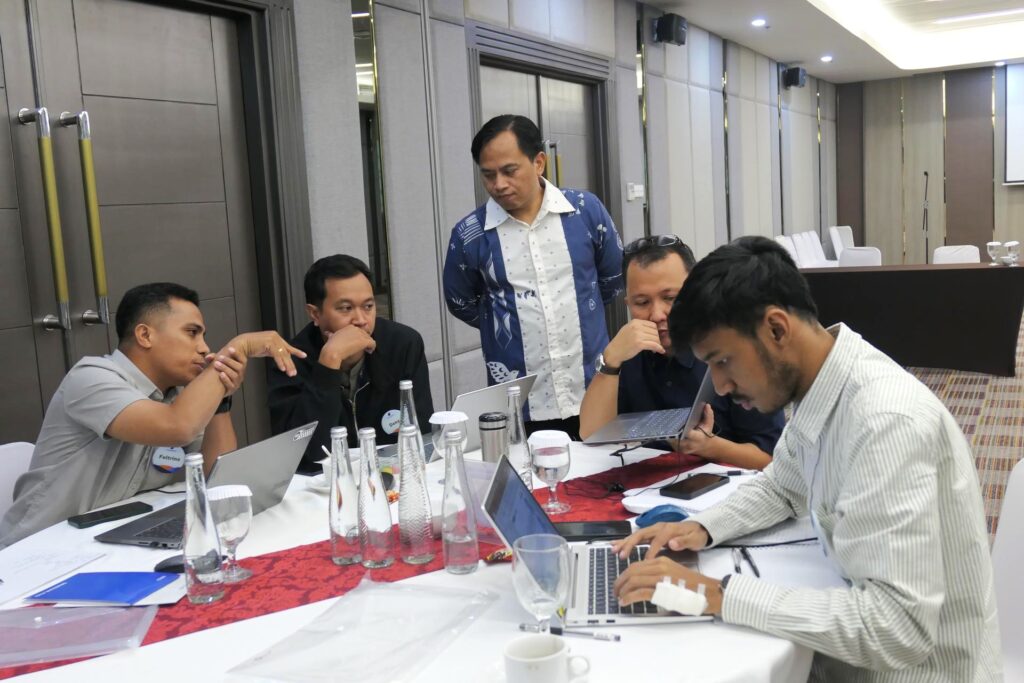 Trainer mengamati diskusi kelompok