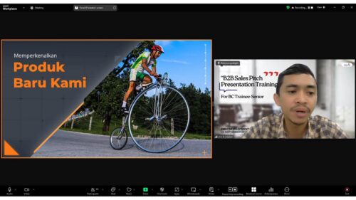 Peserta sedang melakukan presentasi (Oops Presentation)