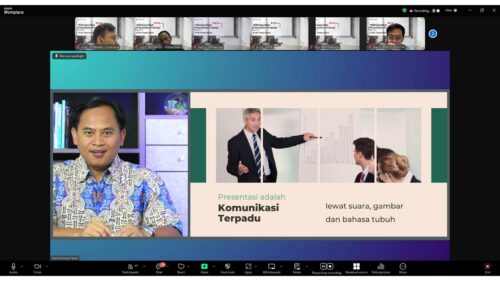 Penyampaian materi oleh trainer (definisi presentasi)