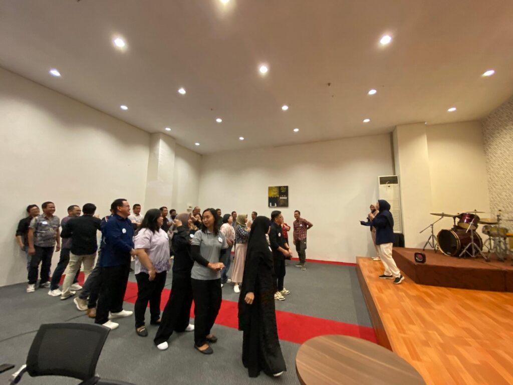 Training Becoming a Service Excellent Leader - PT Santiniluwansa Lestari Batch 1 2 Peserta melakukan ice breaking dipandu oleh fasilitator