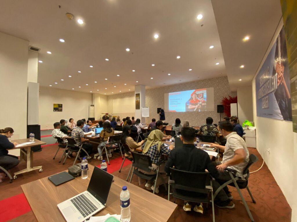 Training Becoming a Service Excellent Leader - PT Santiniluwansa Lestari Batch 1 3 Fasilitator memandu berjalannya training