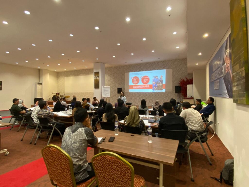 Training Becoming a Service Excellent Leader - PT Santiniluwansa Lestari Batch 1 4 Pemaparan materi oleh trainer