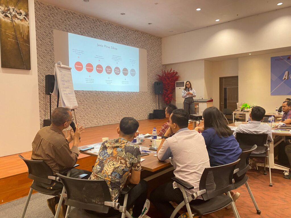 Training Becoming a Service Excellent Leader - PT Santiniluwansa Lestari Batch 1 5 Tanya Jawab peserta dengan trainer