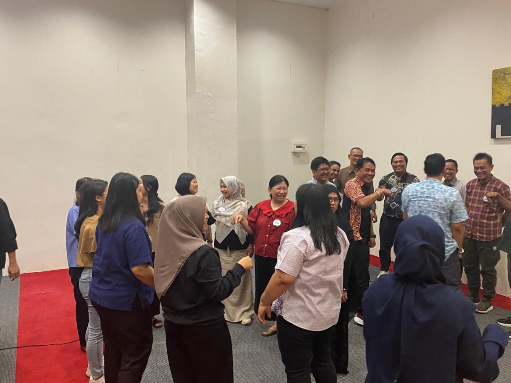 Training Becoming a Service Excellent Leader - PT Santiniluwansa Lestari Batch 1 6 Suasana ice breaking peserta