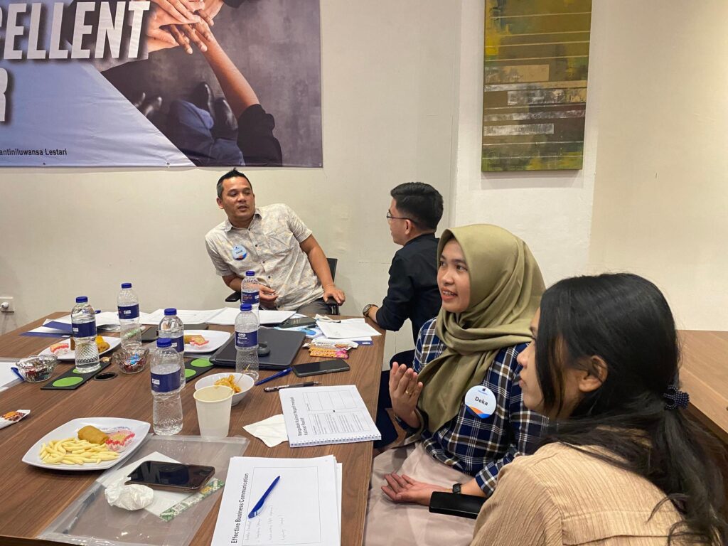 Training Becoming a Service Excellent Leader - PT Santiniluwansa Lestari Batch 1 7 Peserta melakukan roleplay