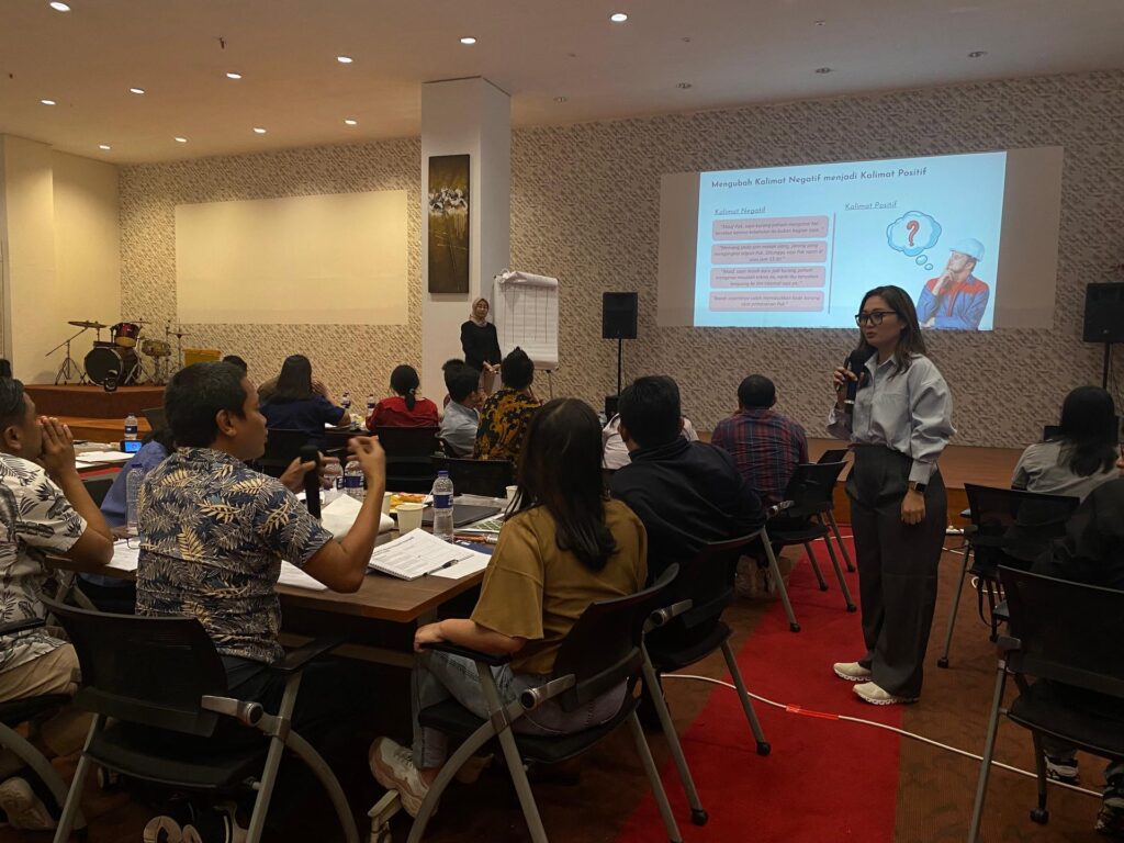 Training Becoming a Service Excellent Leader - PT Santiniluwansa Lestari Batch 1 9 Diskusi seru peserta dengan trainer
