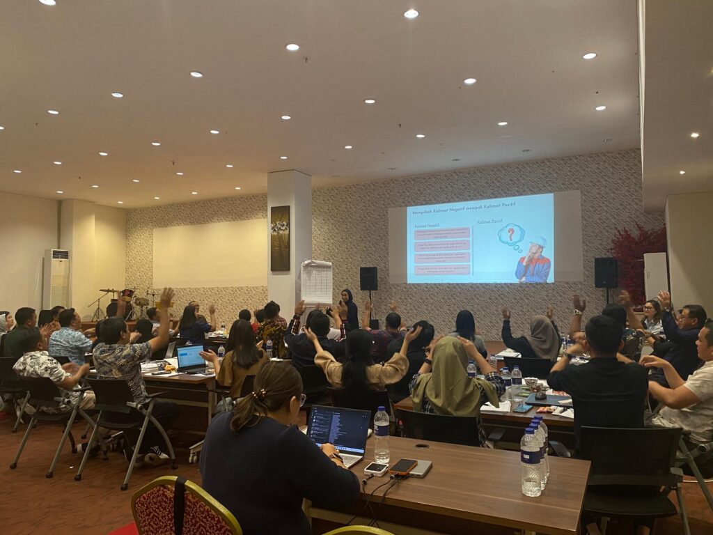 Training Becoming a Service Excellent Leader - PT Santiniluwansa Lestari Batch 1 10 Ice breaking seru dipandu fasilitator