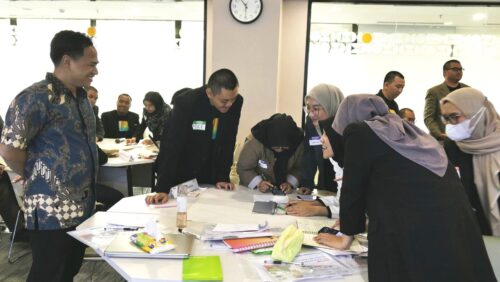 Diskusi seru peserta dengan trainer