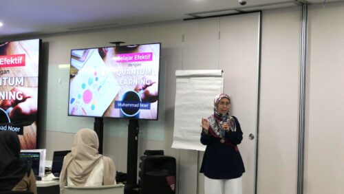 Fasilitator memandu training Quantum Learning