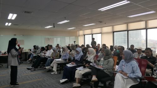 Fasilitator memandu berjalannya training