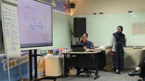 Sesi demonstrasi mind map digital oleh trainer kepada peserta
