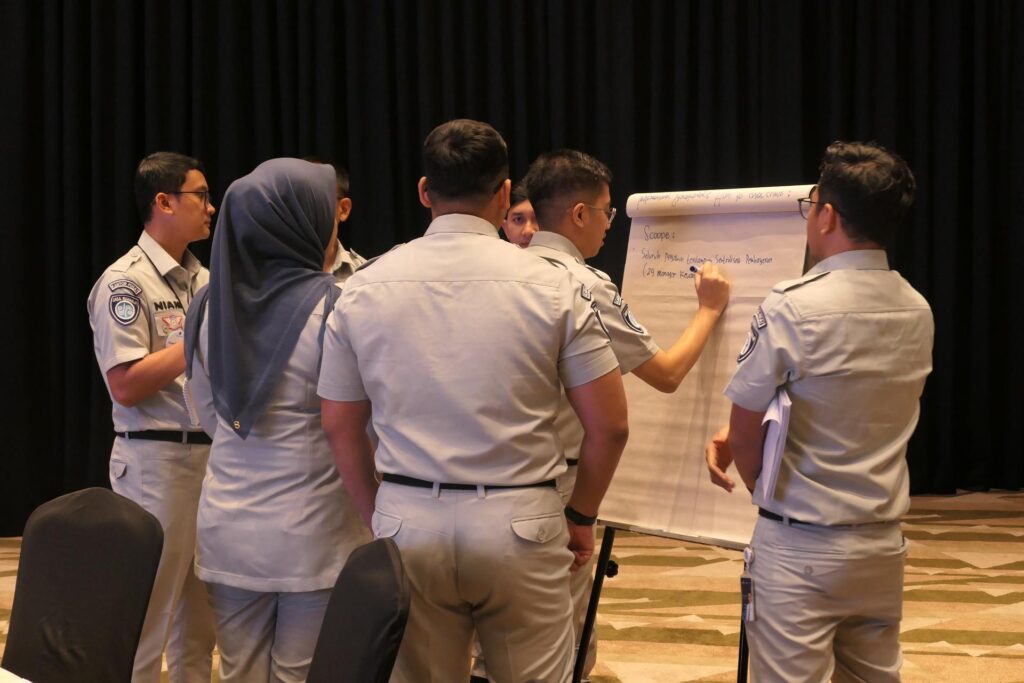 Training Change Management di Indonesia: Program, Materi, Metode, Trainer, dan Harga 4 Peserta mengerjakan tugas kelompok
