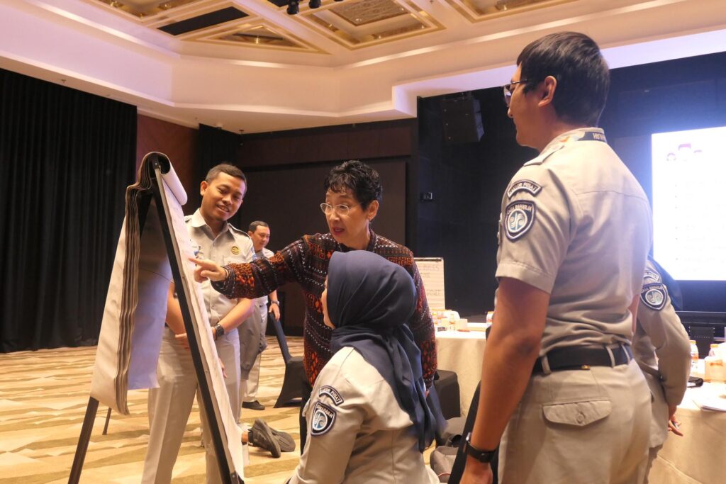 Training Change Management di Indonesia: Program, Materi, Metode, Trainer, dan Harga 5 Peserta sedang berdiskusi dengan trainer