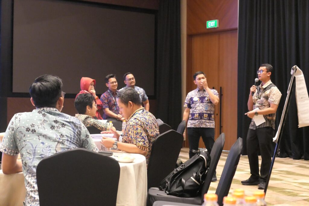 Training Change Management di Indonesia: Program, Materi, Metode, Trainer, dan Harga 7 Peserta mempresentasikan hasil tugas kelompoknya