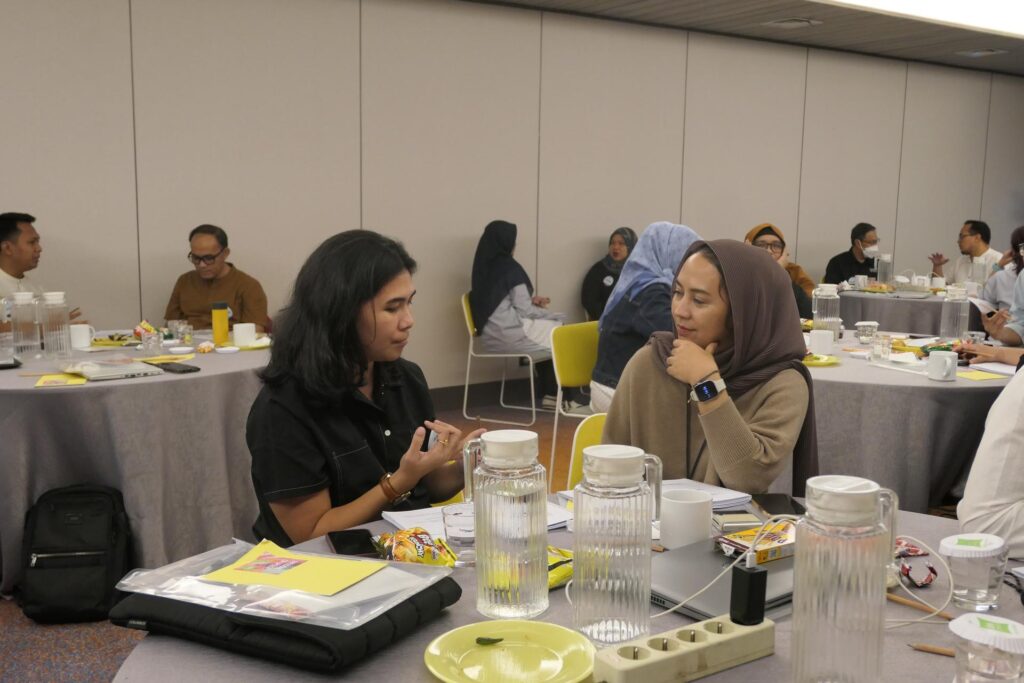 Training Coaching dan Mentoring di Indonesia: Program, Materi, Metode, Trainer, dan Harga 3 Suasana praktik effective listening oleh beberapa pasangan kelompok