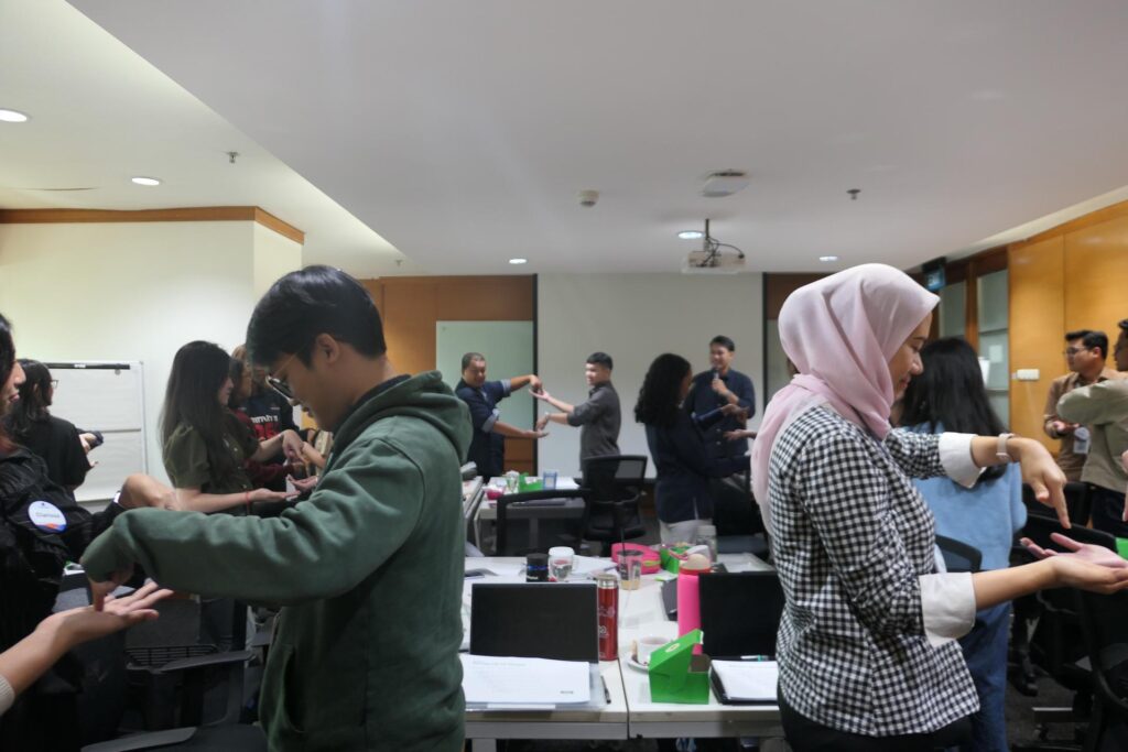 Training Critical Thinking & Problem Solving – PT Asuransi Astra Buana 4 Ice breaking seru dipandu fasilitator