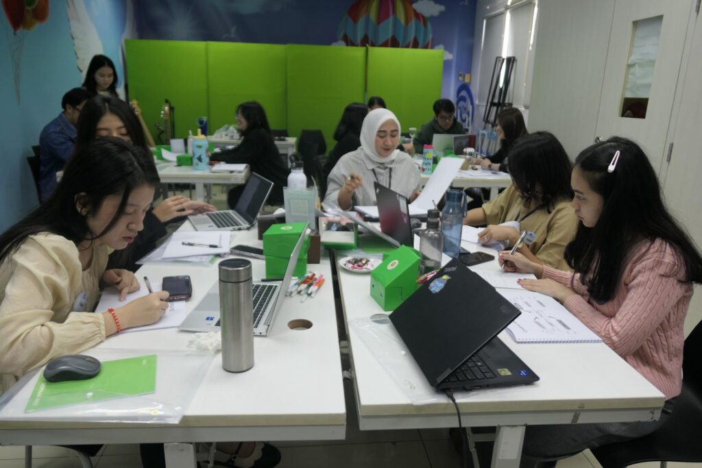 Training Critical Thinking & Problem Solving – PT Asuransi Astra Buana 7 Suasana pengerjaan praktik membuat CREATE