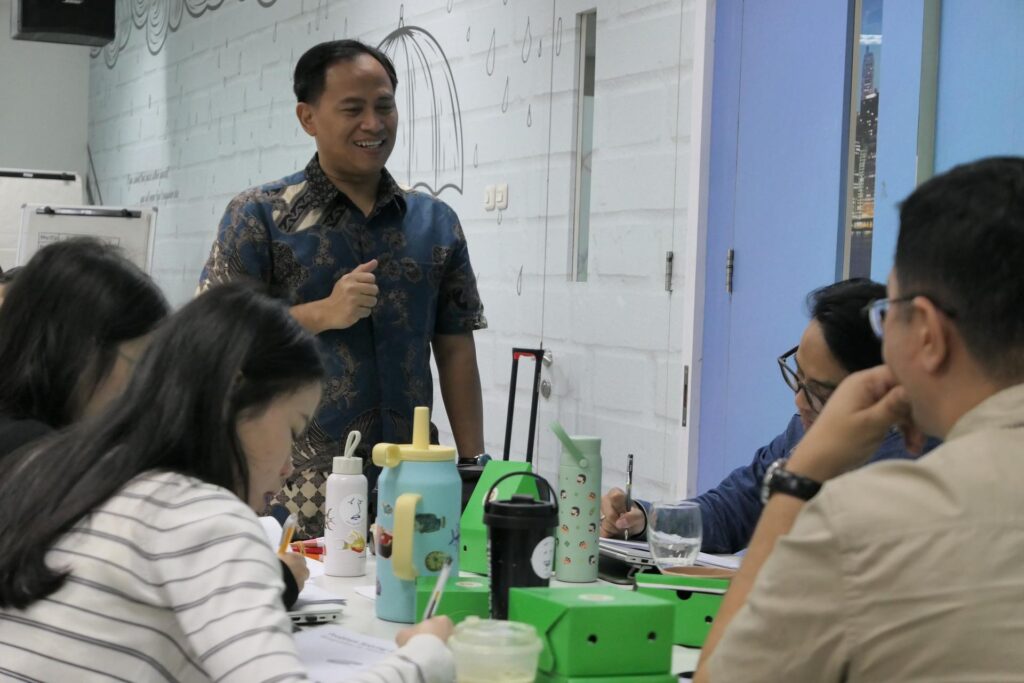 Training Critical Thinking & Problem Solving – PT Asuransi Astra Buana 8 Diskusi seru peserta dengan trainer