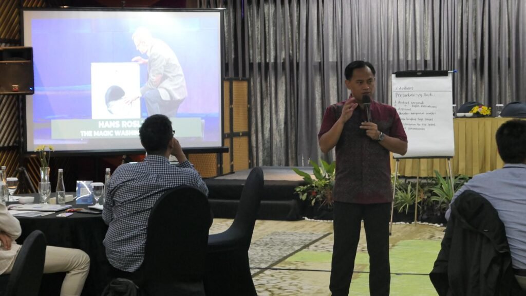 Pemutaran video Hans Rosling oleh trainer