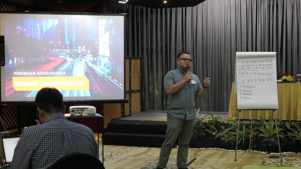 Peserta sedang melakukan presentasi (Oops Presentation)