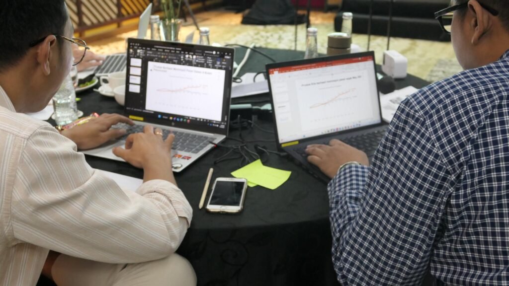 Peserta sedang praktik makeover slide