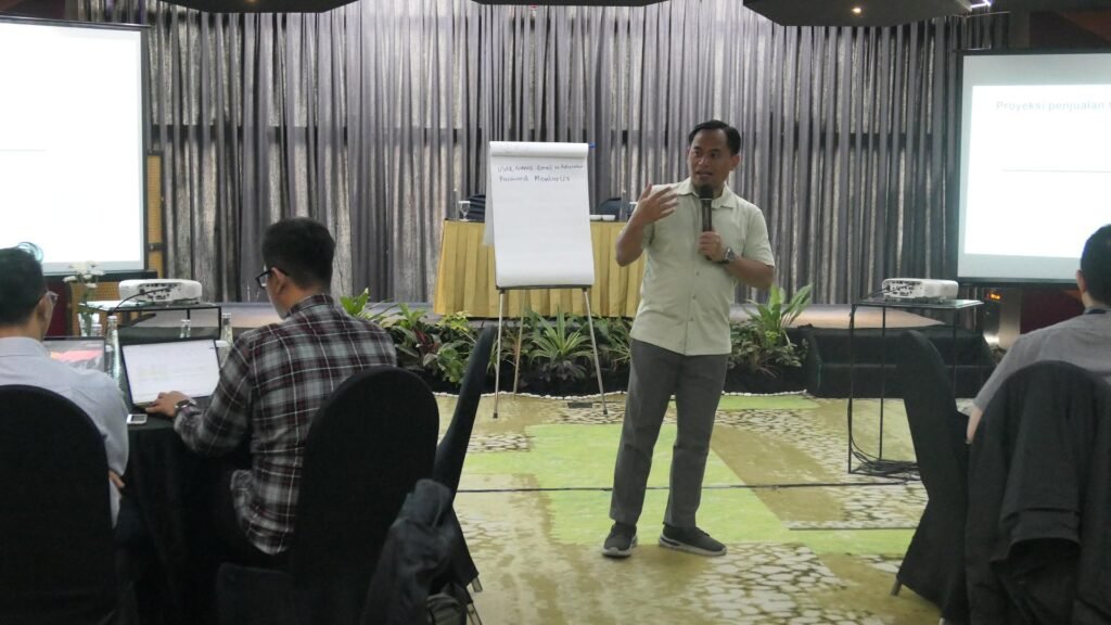 Pemaparan materi oleh trainer