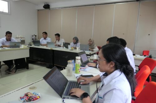 Peserta mengerjakan tugas menentukan 2W + 1H
