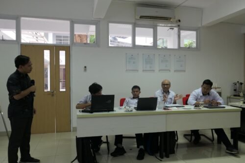 Diskusi seru peserta dengan trainer