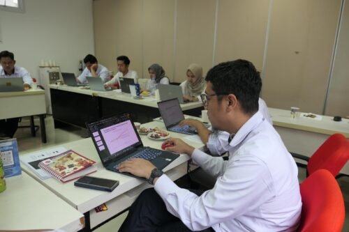 Peserta melakukan praktik membuat narasi cerita di balik data