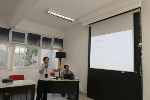 Peserta sedang mempresentasikan remake slide dengan storytelling