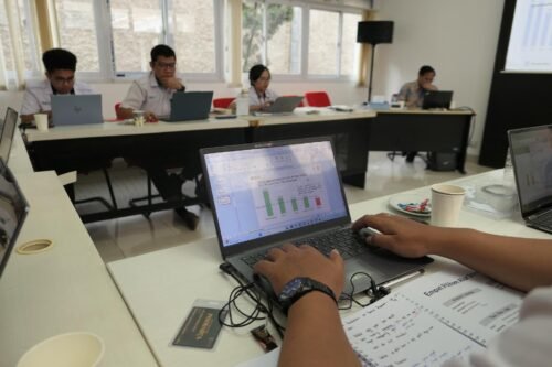 Peserta melakukan praktik membuat makeover slide