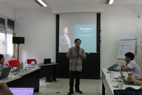 Pemaparan materi oleh trainer