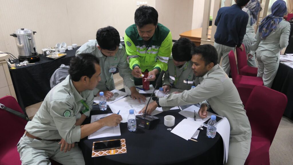 Suasana kerja kelompok peserta