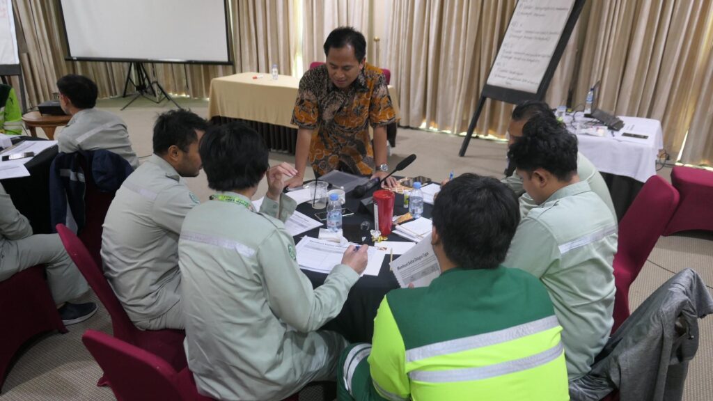 Diskusi seru peserta dengan trainer