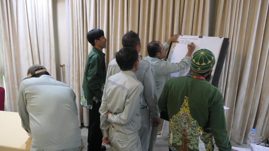 Peserta mengerjakan tugas kelompok