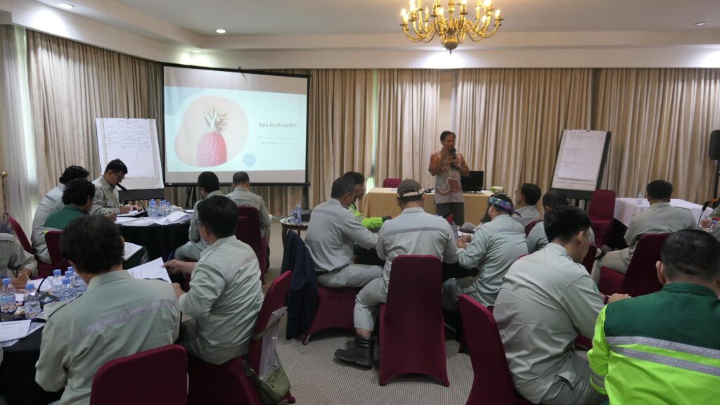 Pemaparan materi oleh trainer