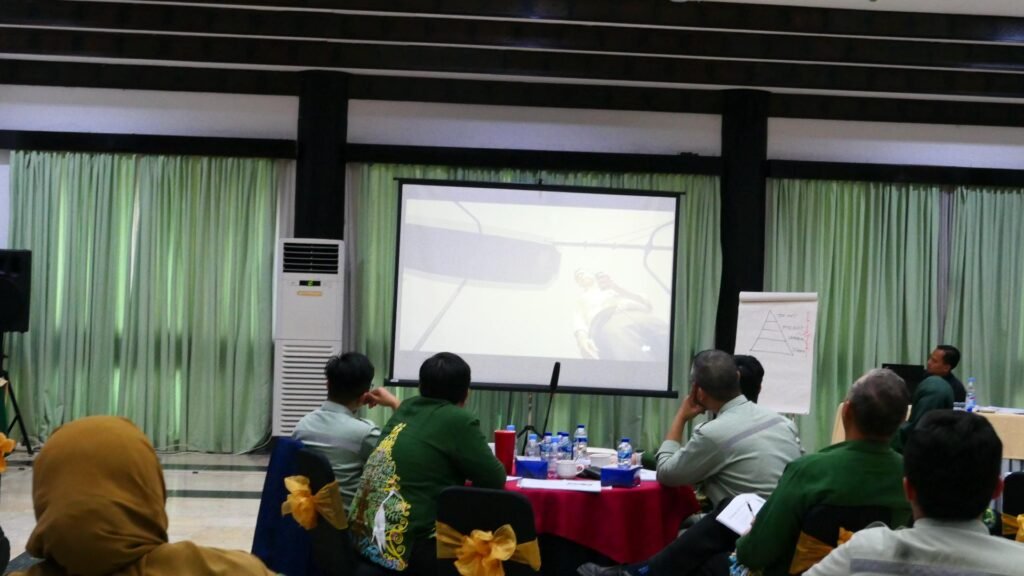 Suasana pemutaran video komunikasi