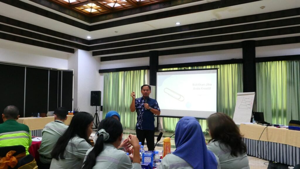 Pemaparan materi oleh trainer