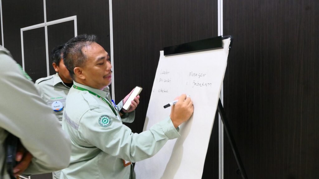 Peserta mengerjakan tugas kelompok