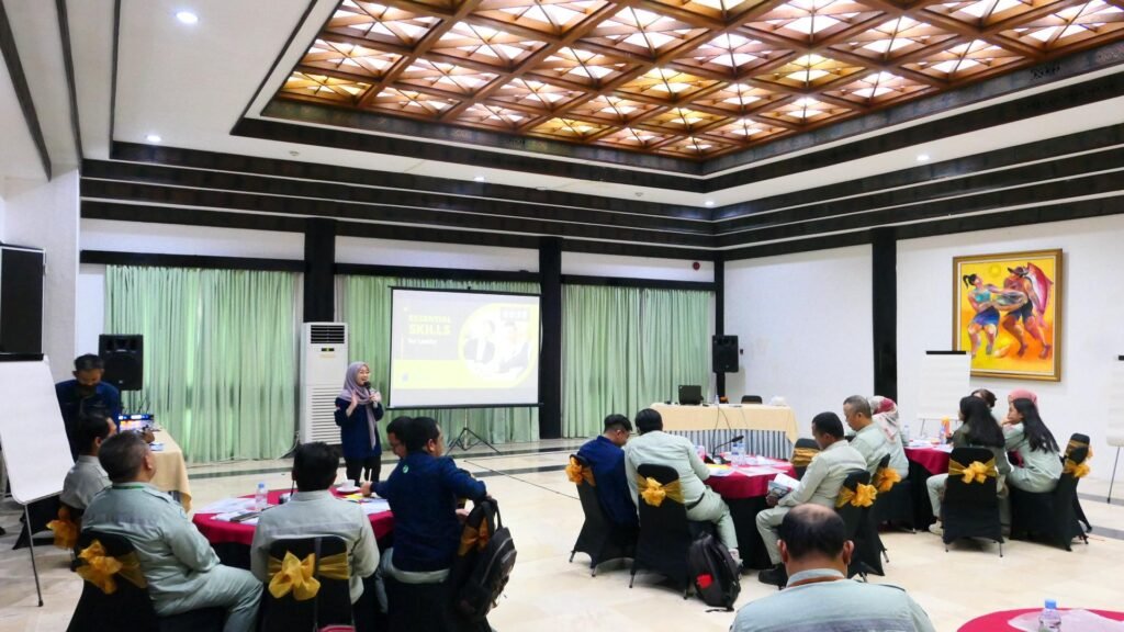 Fasilitator memandu berjalannya training