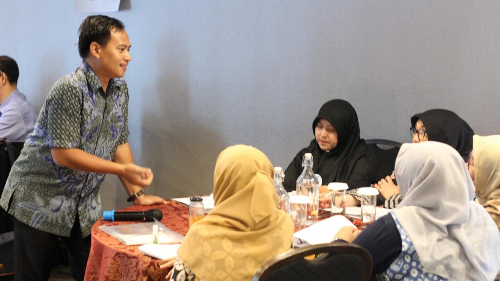 Diskusi seru peserta dengan trainer