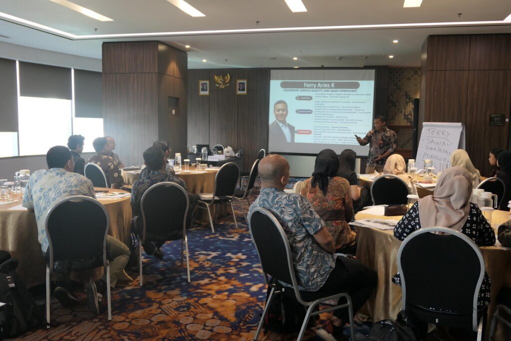 Training Growth Mindset and Self Development – PT Tamaris Hydro Batch 1 3 Trainer memulai training Growth Mindset