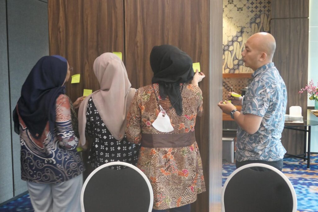 Training Growth Mindset and Self Development – PT Tamaris Hydro Batch 1 10 Peserta menulis karakteristik ESI di post it