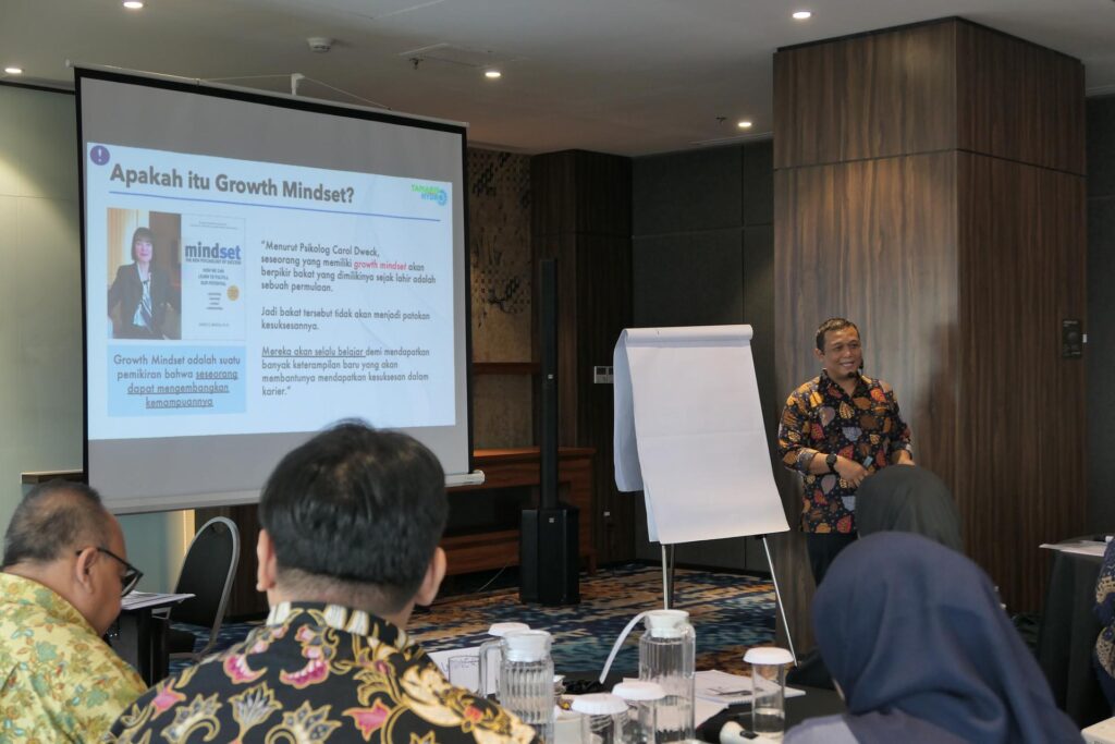 Training Growth Mindset and Self Development – PT Tamaris Hydro Batch 2 4 Pemaparan materi oleh trainer