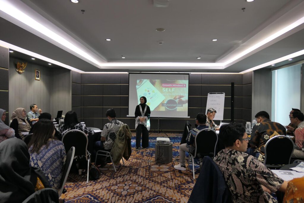 Training Growth Mindset and Self Development – PT Tamaris Hydro Batch 3 3 Fasilitator memandu berjalannya training